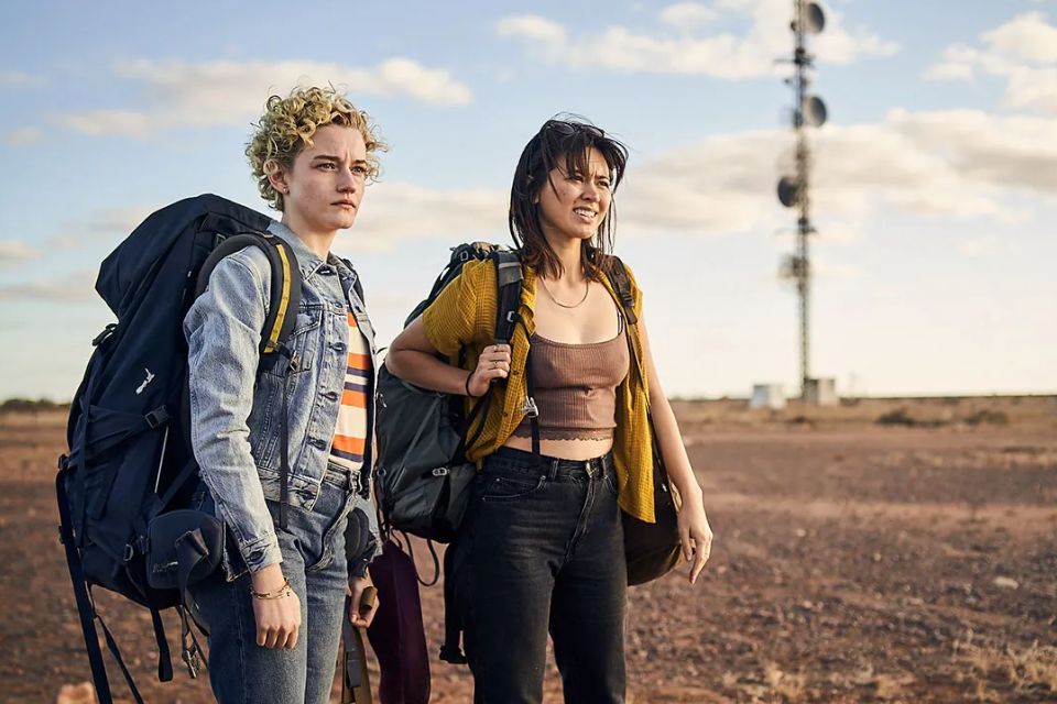 Hotel Royal - Julia Garner y Jessica Henwick